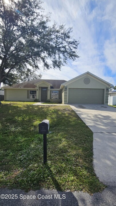 1440 Graves St SE in Palm Bay, FL - Building Photo