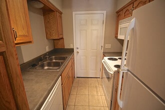 Charlotte Square - 3330-3368 Charlotte in Kansas City, MO - Building Photo - Interior Photo