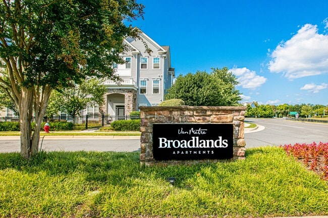 Broadlands Apartments in Ashburn, VA - Building Photo - Building Photo