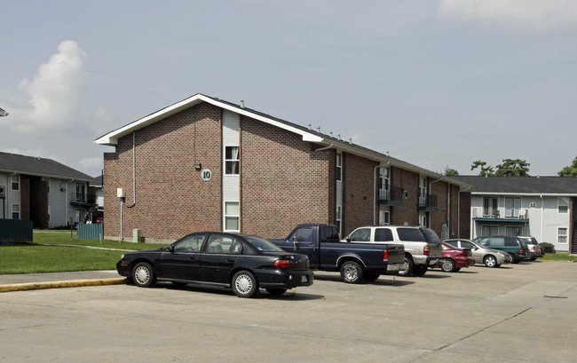 Lapalco Court in Harvey, LA - Foto de edificio - Building Photo