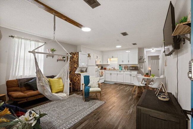 2001 N 61st Ave in Pensacola, FL - Foto de edificio - Building Photo