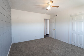 Carousel Plaza Apartments in El Paso, TX - Foto de edificio - Building Photo
