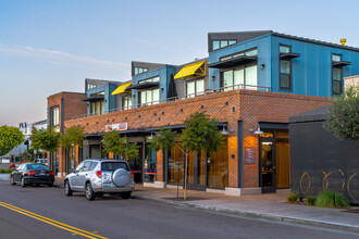 Cedros Gardens in Solana Beach, CA - Foto de edificio - Building Photo