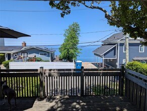 116 Shore Dr in Sound Beach, NY - Building Photo - Building Photo