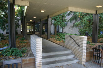 Cedar Cliff Apartments in Bloomington, MN - Foto de edificio - Building Photo