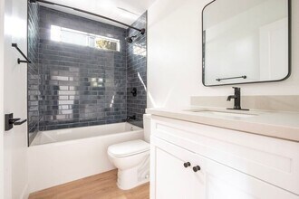 5740 Camellia Ave in Los Angeles, CA - Building Photo - Building Photo