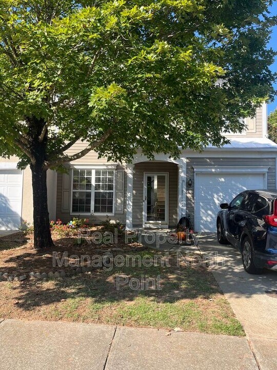 5305 Falling Water Terrace in Roswell, GA - Building Photo