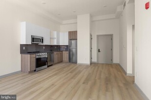 689 N Broad St in Philadelphia, PA - Building Photo