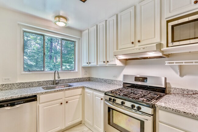 10412 Montrose Ave, Unit Apt 202 in Bethesda, MD - Building Photo - Building Photo