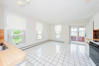 61 Pine St, Unit 2 in Belmont, MA - Foto de edificio - Building Photo