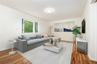 11 N Brook Rd in Larchmont, NY - Foto de edificio - Building Photo