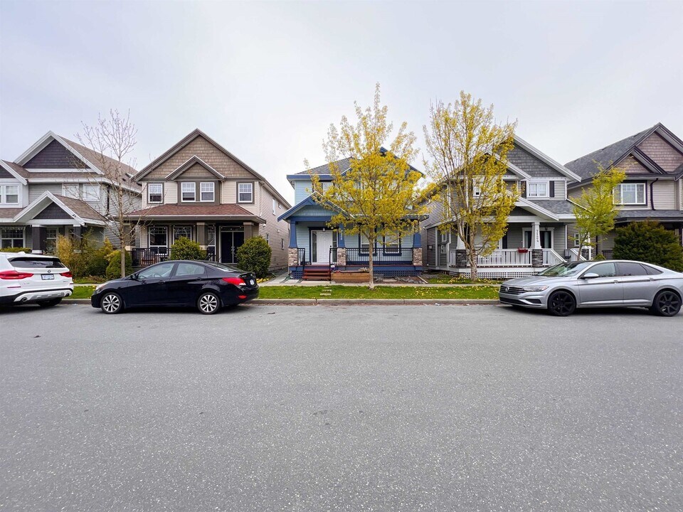 7126-194B 194b St in Surrey, BC - Building Photo