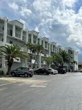 3000 Sunrise Lakes Dr W in Sunrise, FL - Foto de edificio - Building Photo