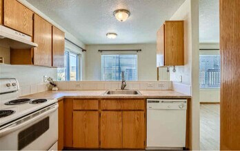 9222 NE Hassalo St in Portland, OR - Building Photo - Building Photo