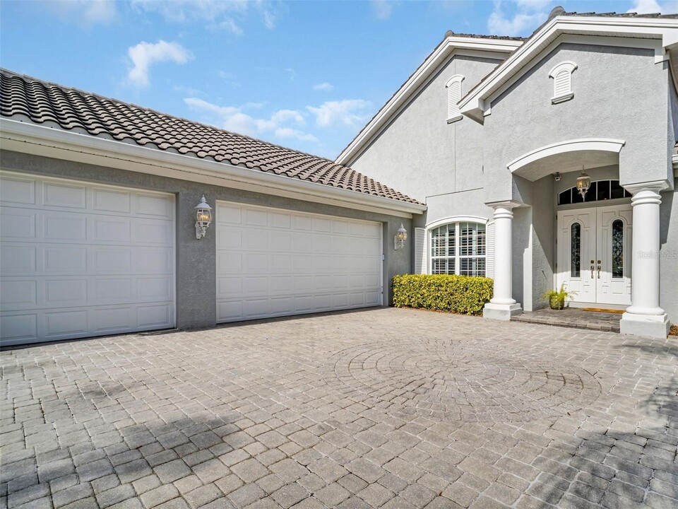 2607 Grand Lakeside Dr in Palm Harbor, FL - Foto de edificio