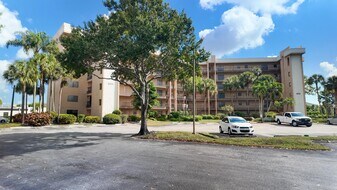 4640 Lucerne Lakes Blvd W in Greenacres, FL - Building Photo