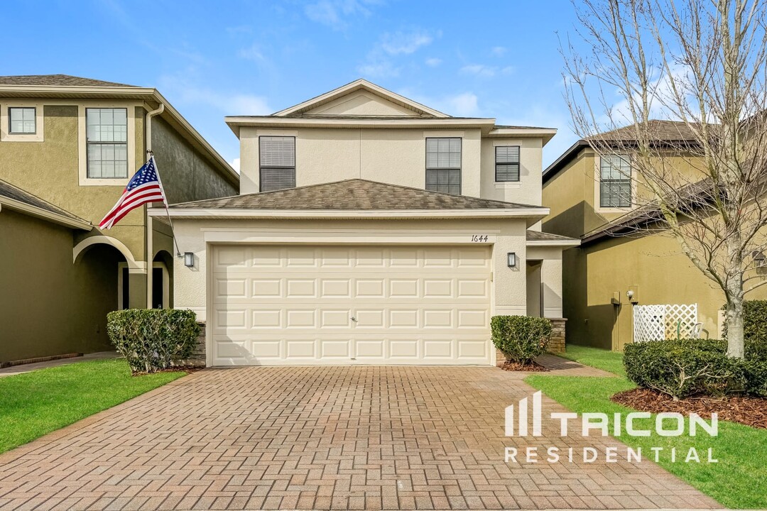 1644 Acadia Harbor Pl in Brandon, FL - Building Photo