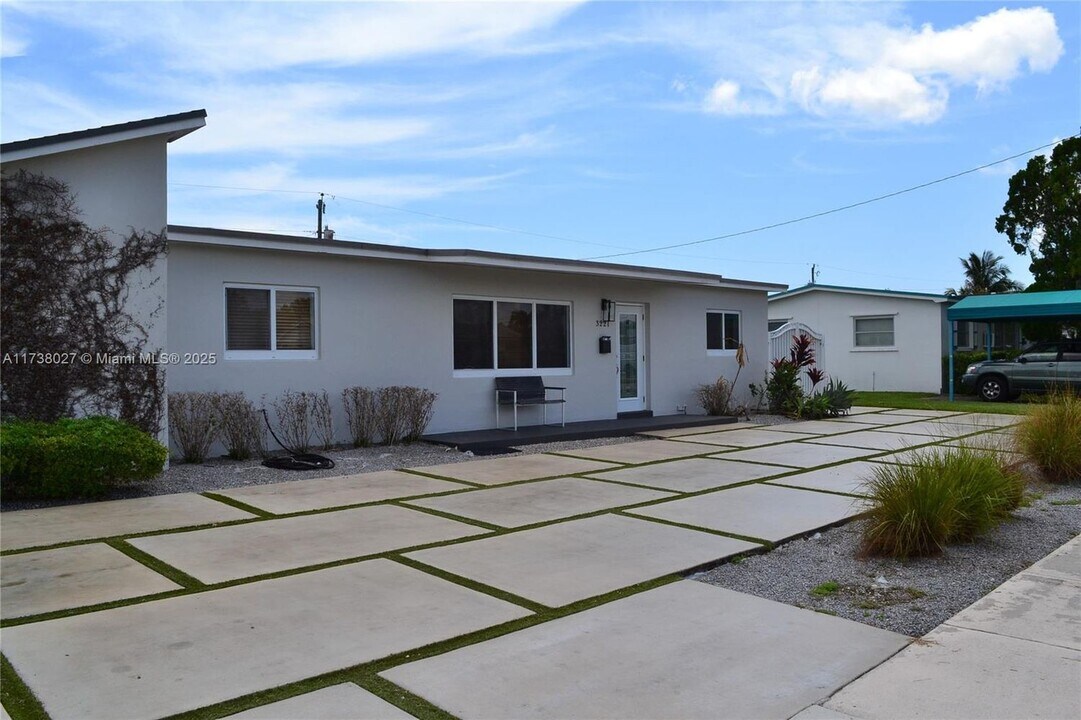 3221 SW 93rd Pl in Miami, FL - Building Photo