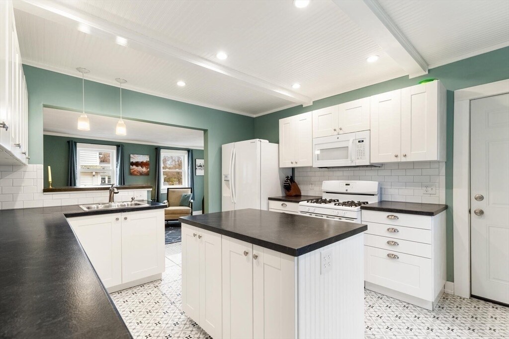 687 Main St, Unit 2 in Wakefield, MA - Building Photo