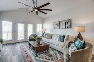 3308 Parliament Cove in Lago Vista, TX - Foto de edificio - Building Photo