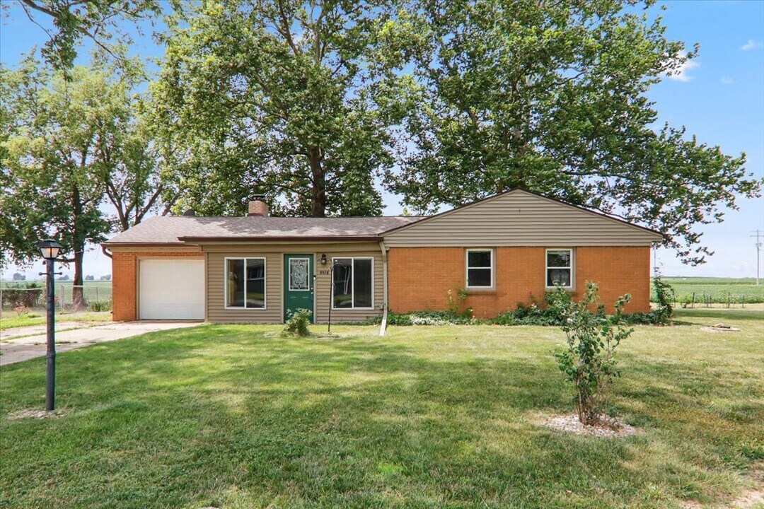 8428 County Rd 1060 E in Shirley, IL - Building Photo