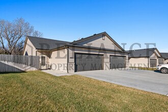 3225 N Cedar Downs Ln in Wichita, KS - Foto de edificio - Building Photo