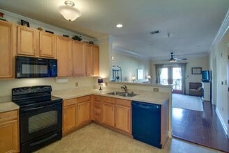 2244 Ashley Crossing Dr in Charleston, SC - Building Photo - Building Photo