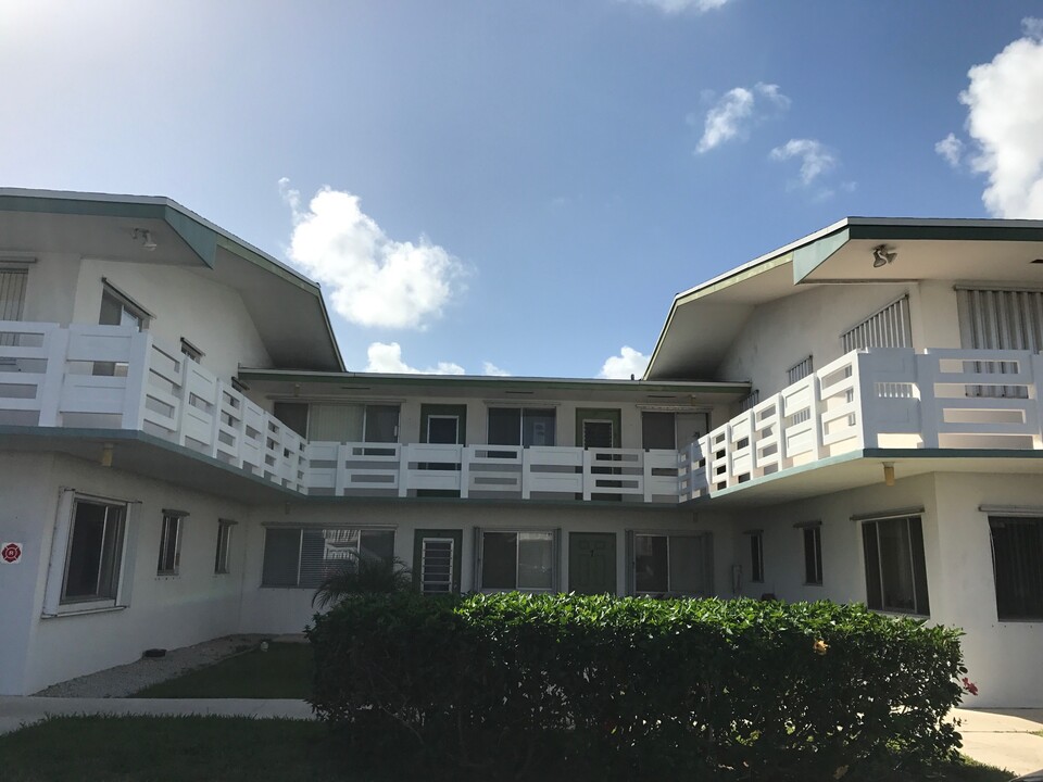 2304 Lake Osborne Dr in Lake Worth, FL - Building Photo