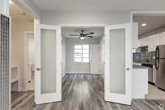 970 N. Serrano Ave. in Los Angeles, CA - Foto de edificio - Interior Photo