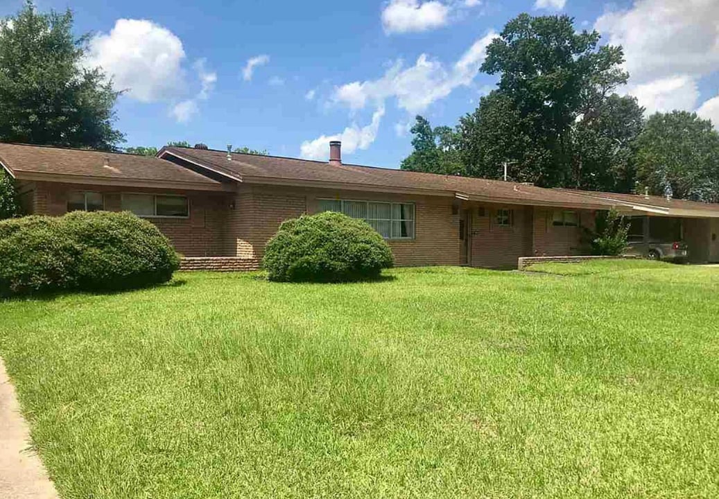 3490 Crestwood Dr in Beaumont, TX - Building Photo