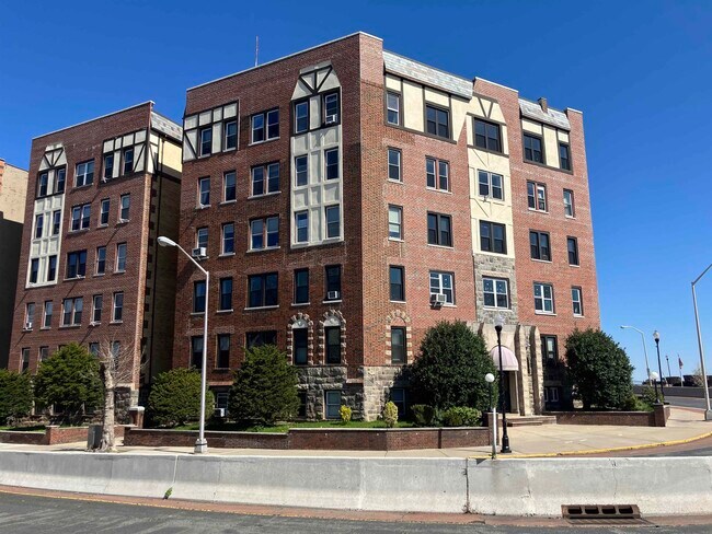 7435 JFK Blvd E in North Bergen, NJ - Building Photo - Building Photo
