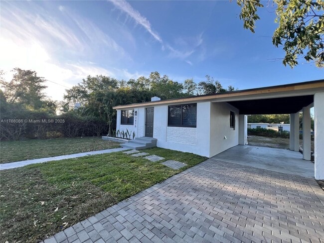 2475 NW 95th Terrace in Miami, FL - Building Photo - Building Photo