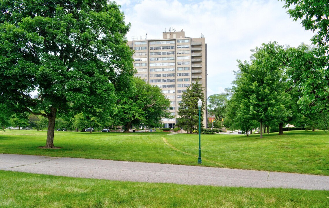 1620 E Broad St in Columbus, OH - Building Photo