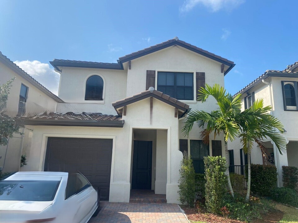 3334 W 96th Pl in Hialeah, FL - Building Photo