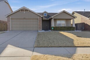 10710 N 146th E Ave in Owasso, OK - Building Photo