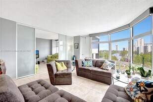 3375 N Country Club Dr in Miami, FL - Building Photo