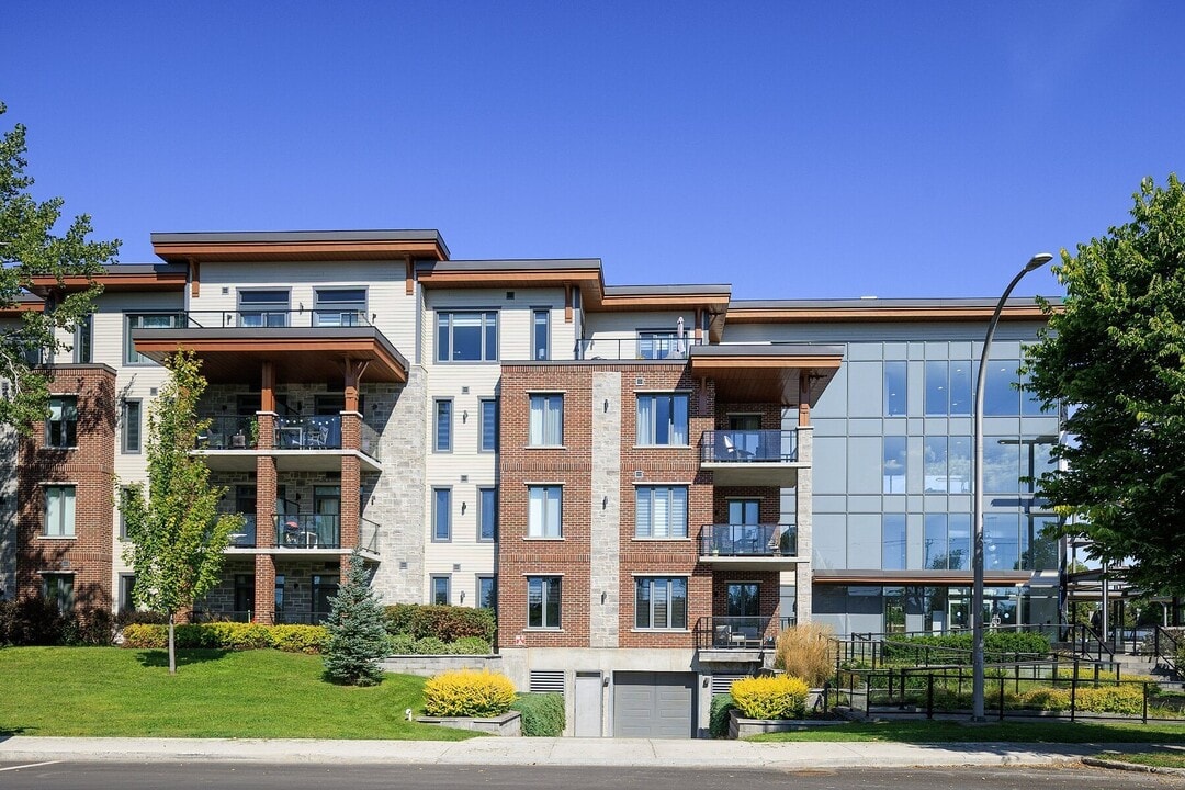 79 Elm Ave in Beaconsfield, QC - Building Photo