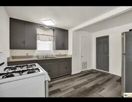 214 S Saunders St in Seguin, TX - Building Photo