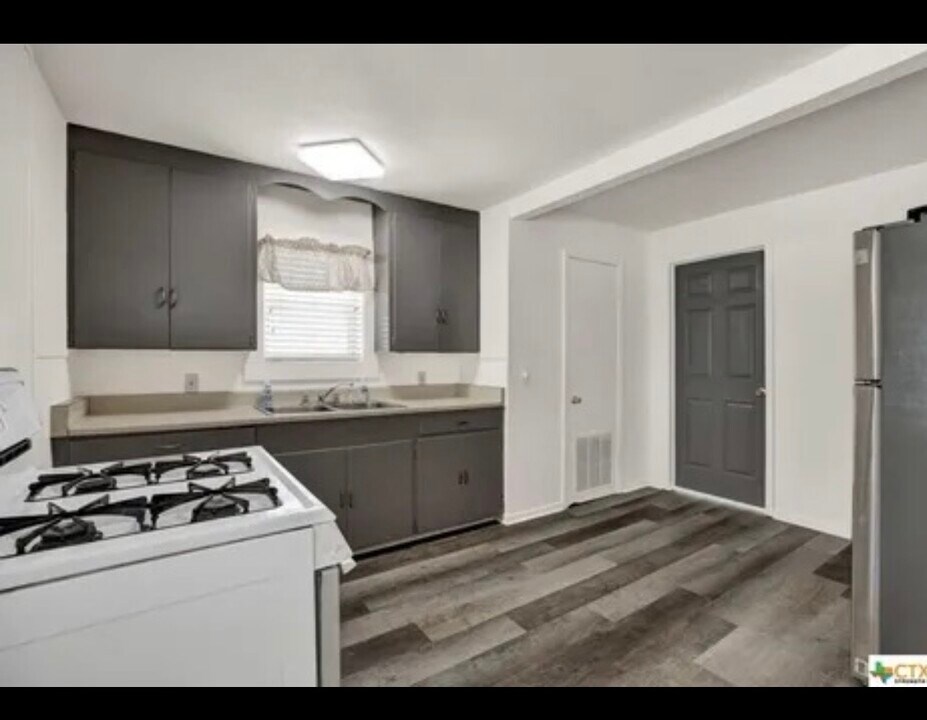 214 S Saunders St in Seguin, TX - Building Photo