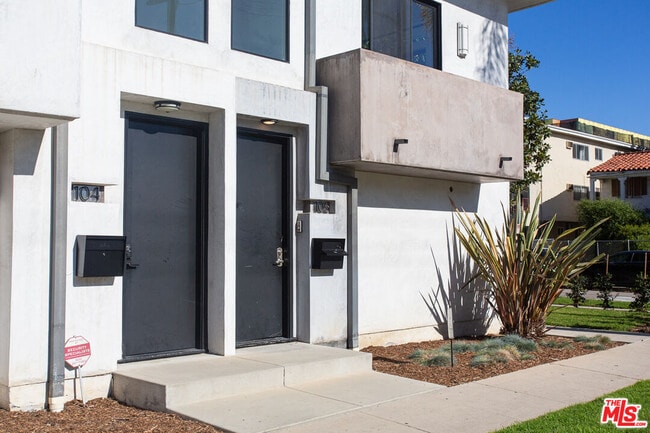 8639 Whitworth Dr in Los Angeles, CA - Building Photo - Building Photo