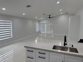 1560 Canary Island Dr in Weston, FL - Building Photo - Building Photo