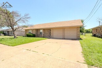 1118 Crescent Ln in Wichita Falls, TX - Building Photo - Building Photo