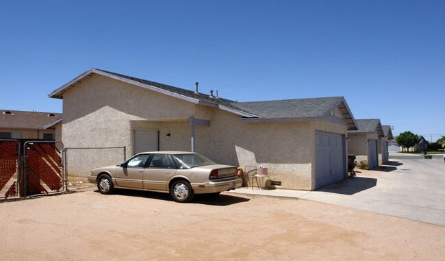 15596 Tonekai Rd in Apple Valley, CA - Building Photo - Building Photo