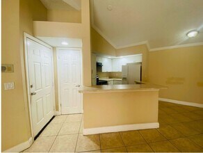 5737 Gatlin Ave in Orlando, FL - Foto de edificio - Building Photo