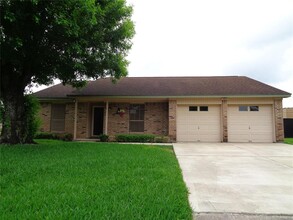 208 Crepe Myrtle St in Lake Jackson, TX - Building Photo - Building Photo