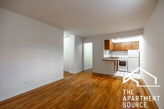 540 W Roscoe St in Chicago, IL - Foto de edificio - Building Photo