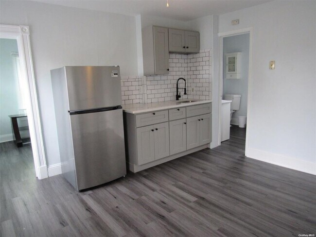 721 S Wellwood Ave in Lindenhurst, NY - Building Photo - Building Photo