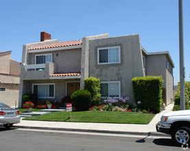 Huntington Harbor 5-Plex in Huntington Beach, CA - Building Photo - Building Photo