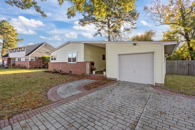445 Pepper Mill Ln in Norfolk, VA - Building Photo - Building Photo