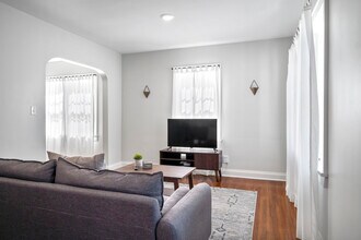 1223 E Oakland Ave in Bloomington, IL - Building Photo - Building Photo